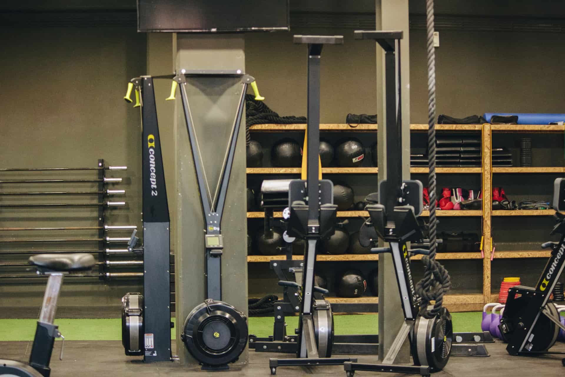 A rowing machine seen from the side in a home training space
